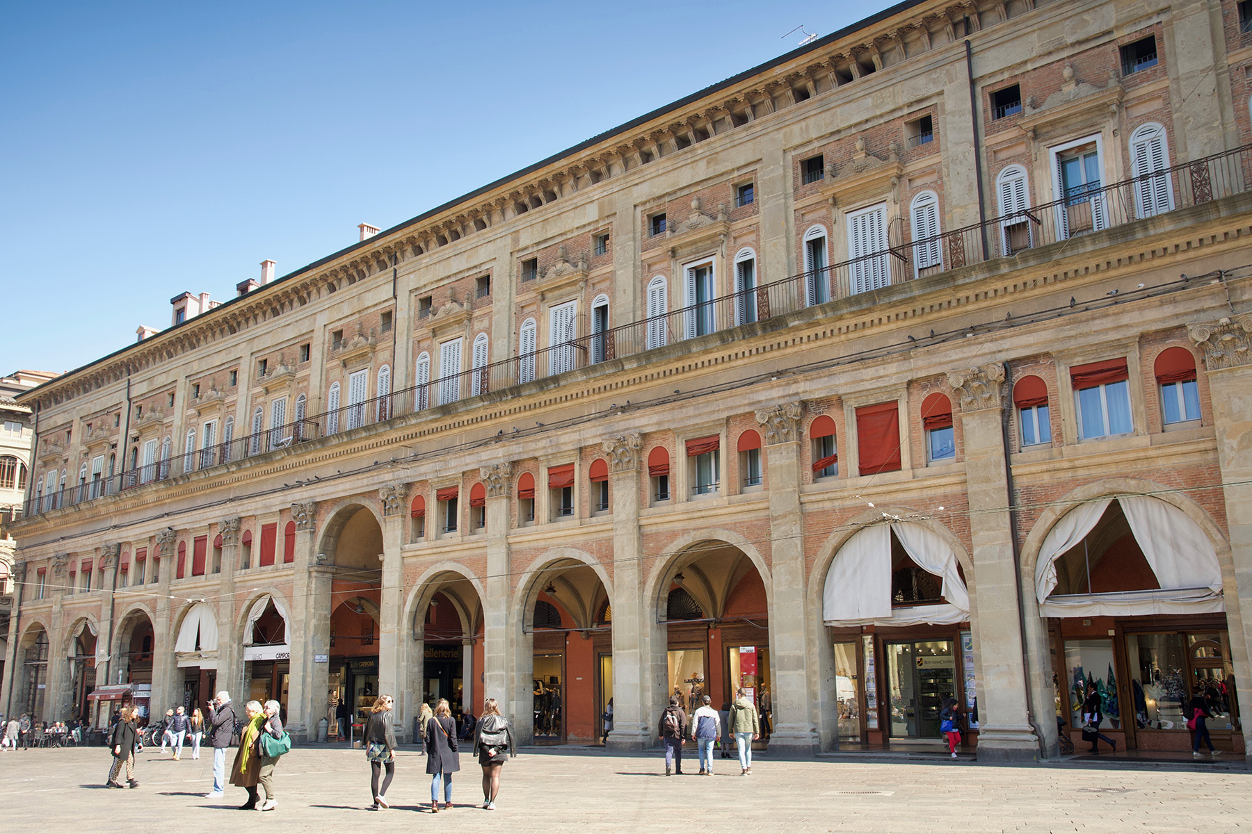 Facciata del Palazzo della Mercanzia a Bologna.