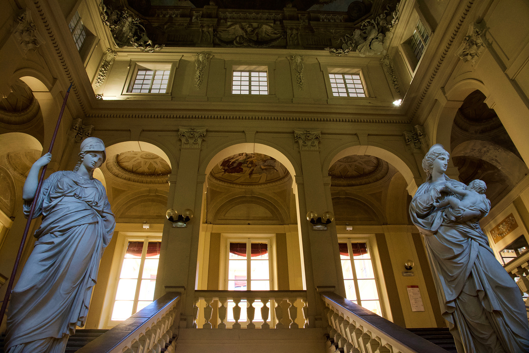 Palazzo Hercolani di Bologna. Si vedono lo scalone monumentale, con statue classiche.