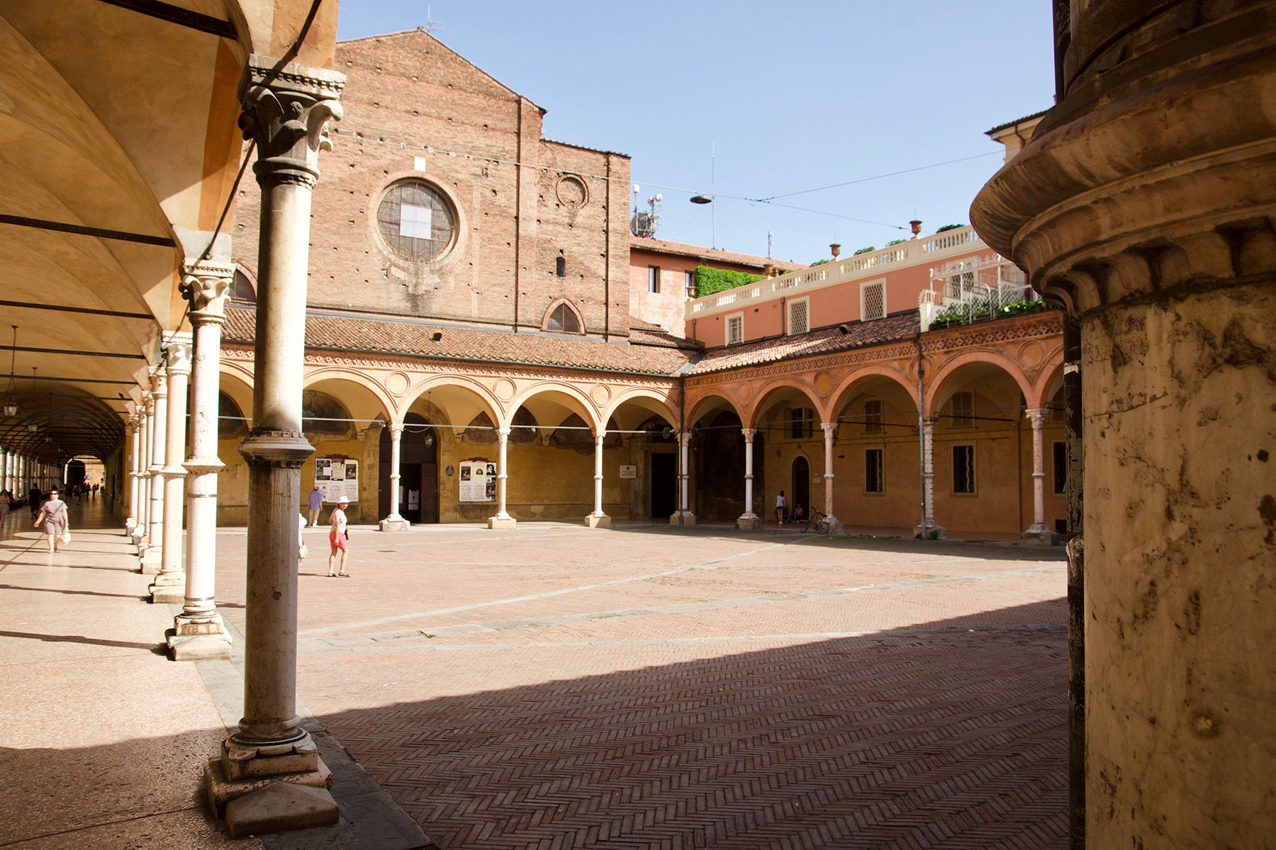 Basilica di Santa Maria dei Servi a Bologna. Si vede la facciata della chiesa e il portico che la circonda.