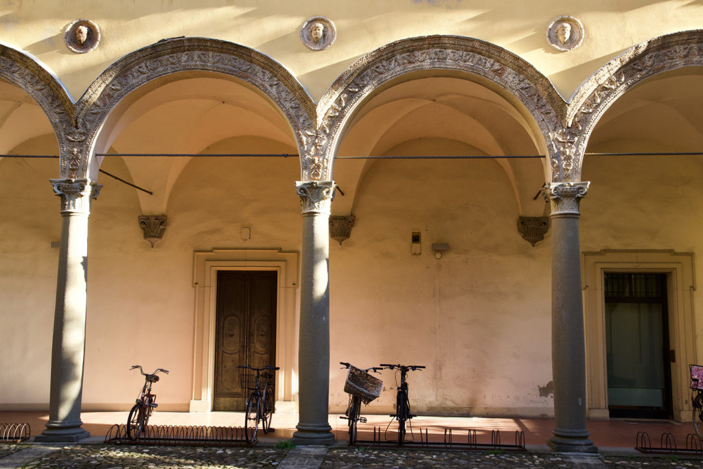 Palazzo Machirelli a Imola. Si vede un loggiato rinascimentale con alcuni volti inseriti nei medaglioni.