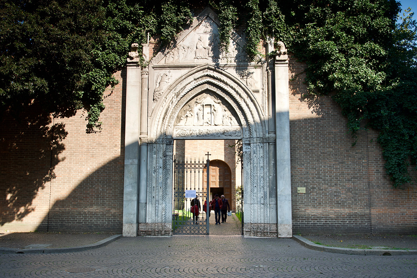 Il portale trecentesco della chiesa di San Giovanni Evangelista a Ravenna