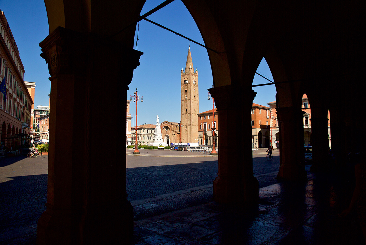 Vista di Piazza Saffi e dell'Abbazia di San Mercuriale dai portici di Palazzo Albertini a Forlì.