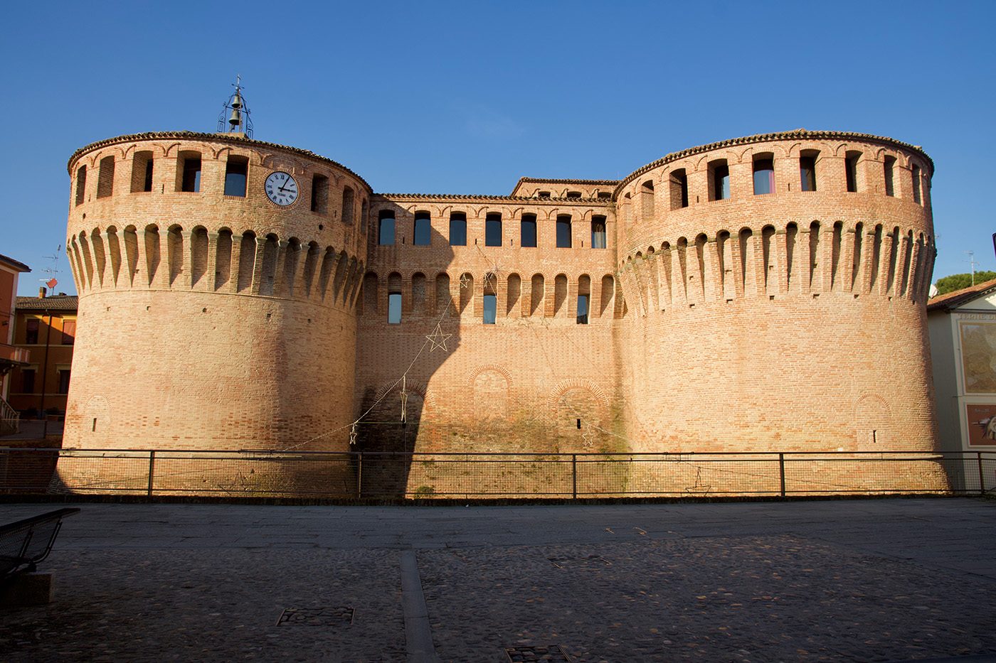 Rocca di Riolo Terme, centro della Valle del Senio. Si vede una rocca con due torrioni circolari e mura.