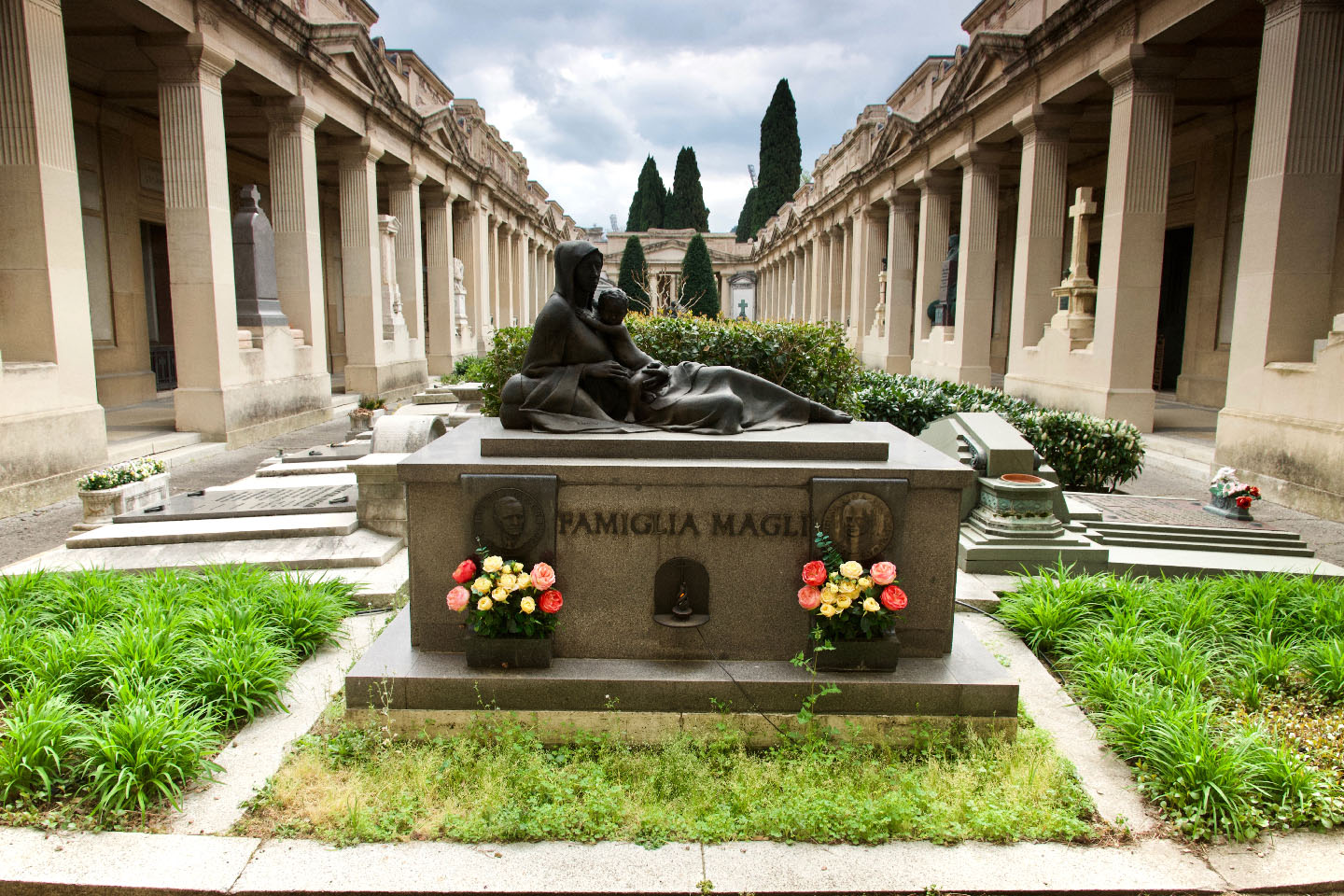 Uno dei chiostri del cimitero della Certosa. Si vede un monumento nel cortile interno, attorniato da un chiostro neolcassico con pilastri e timpani.