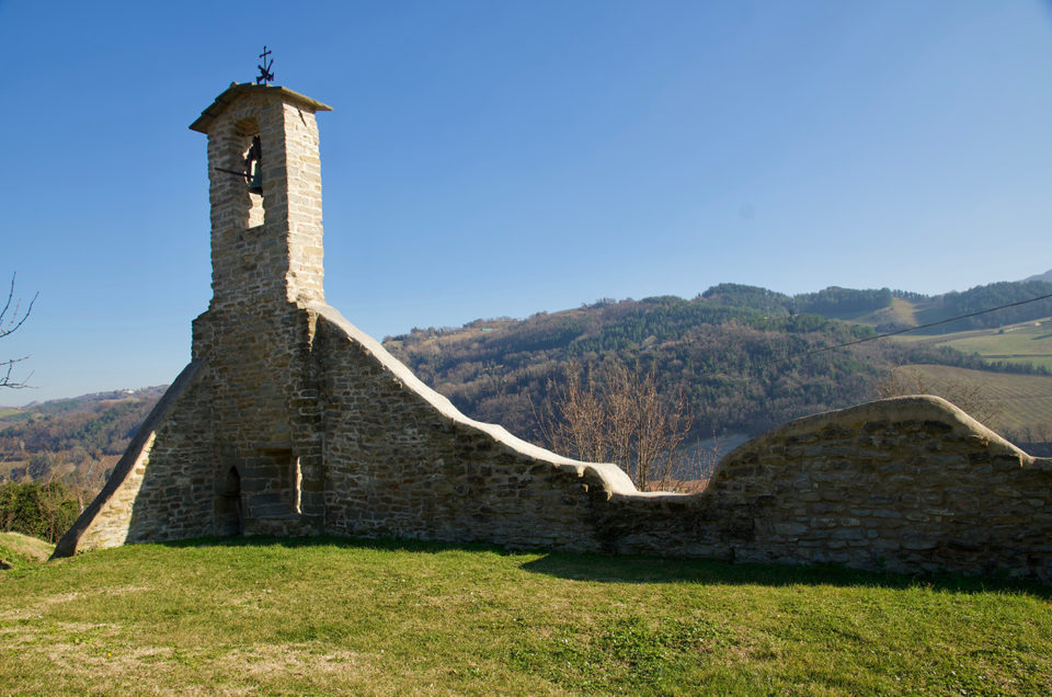 Resti della chiese di Sopra a Casola Valsenio. Si vede parte di muratura, e un campanile a velo. Sullo sfondo, l'Appennino.