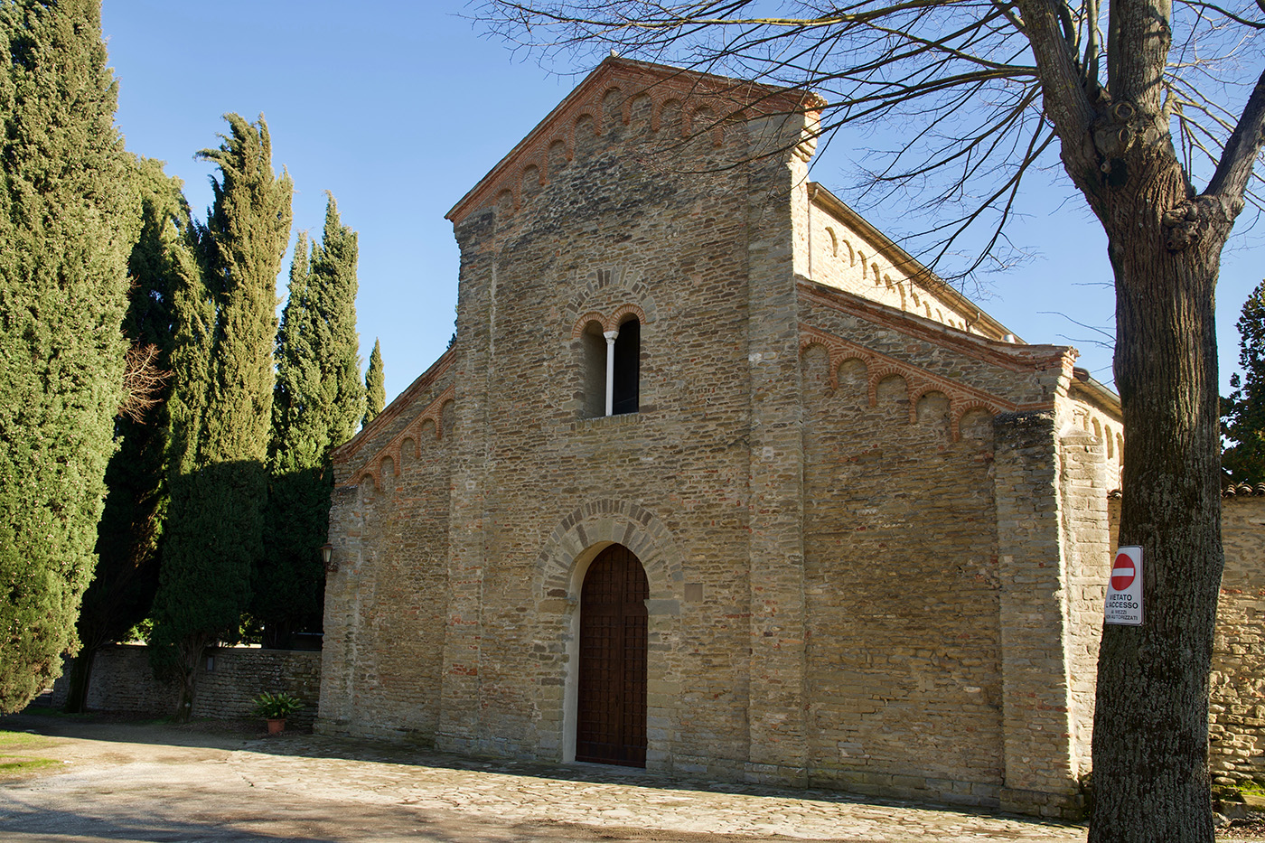 L'abbazia di Valsanio, la più famosa delle chiese Casola. Si vede la facciata romanica dell'edificio, con la classica forma a capanna.