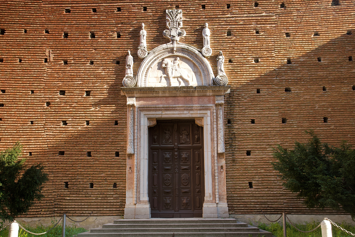 Portale della chiesa del Carmine di Forlì. Si vede un portale di marmo, nella lunetta vi è San Giorgio a cavallo, e quattro santi intorno alla volta.