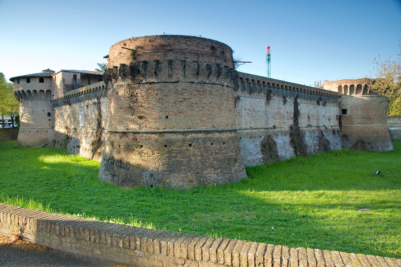 Rocca di Ravladino. Si vede un torrione circolare in primo piano, due torri sullo sfondo e le mura della rocca.