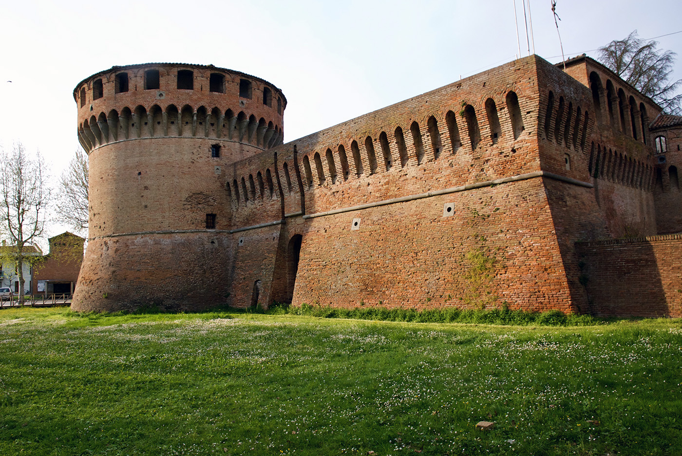 Rocca di Bagnara. Si vede il maschio circolare della rocca, e un tratto di mura della fortezza.