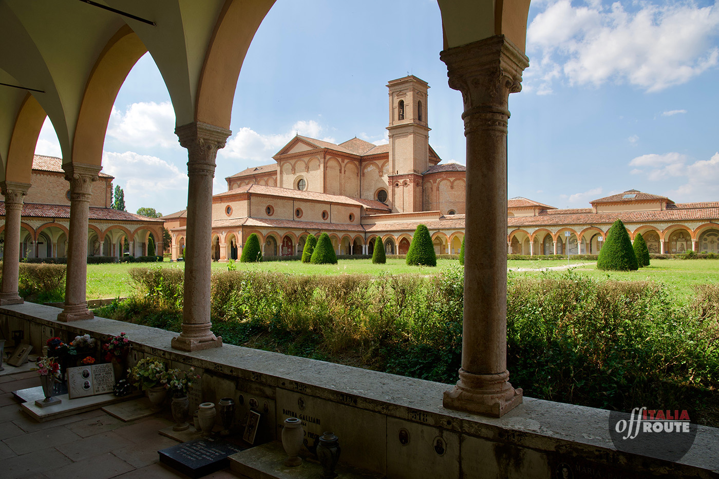 Il Cimitero Monumentale di Ferrara, visto dai chiostri.