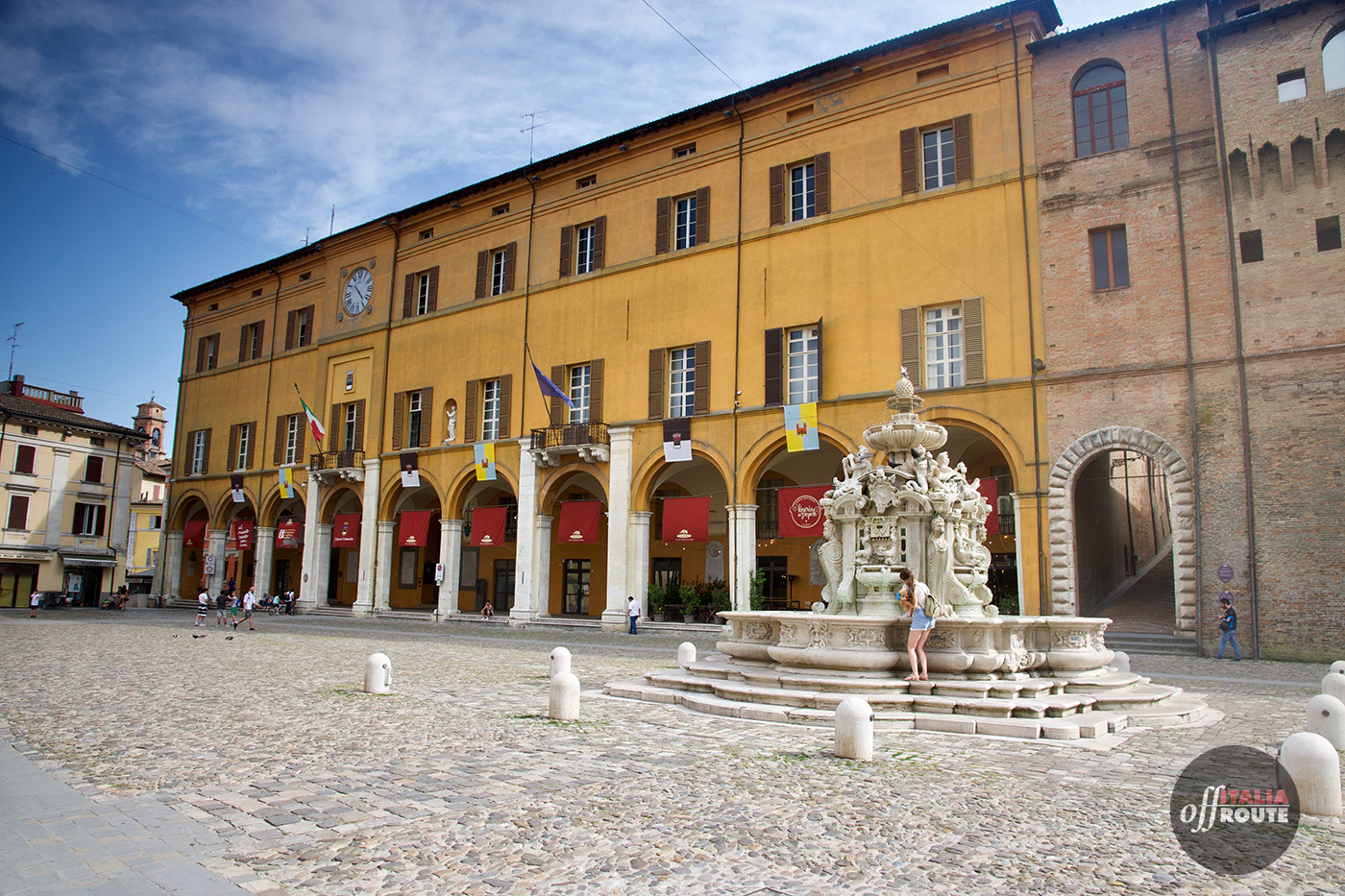 Vista della Fontana Masini e di Palazzo Albornoz a Cesena