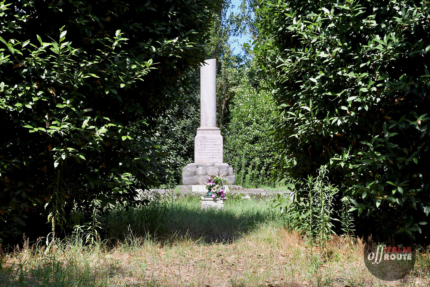 La stele a ricordo del punto dove fu sepolta, dopo la morte, Anita Garibaldi