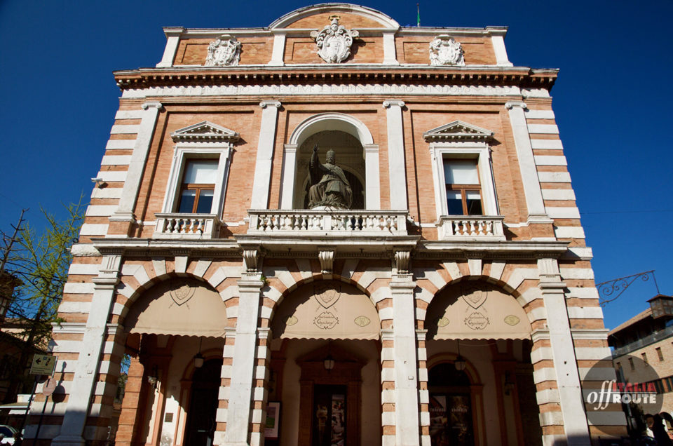 Percorso La Cesena dei Pio. La statua di Pio VI sulla facciata del Palazzo del Ridotto