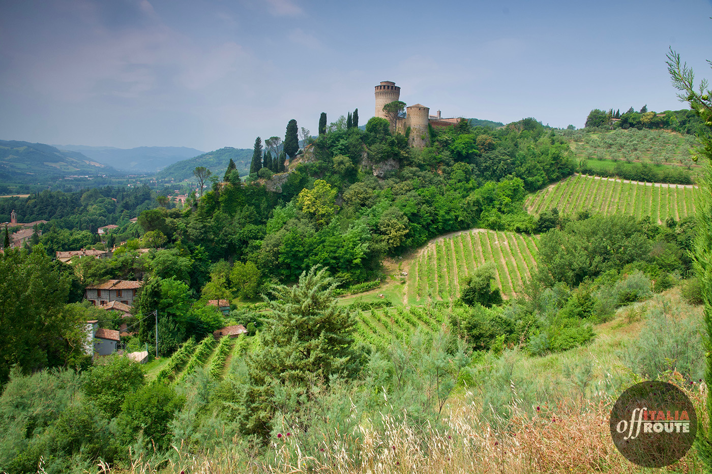 La seconda tappa de La Passeggiata dei Tre Colli, tra la Torre dell'orologio e la Rocca. Si vedono le colline coltivati a vigneti.