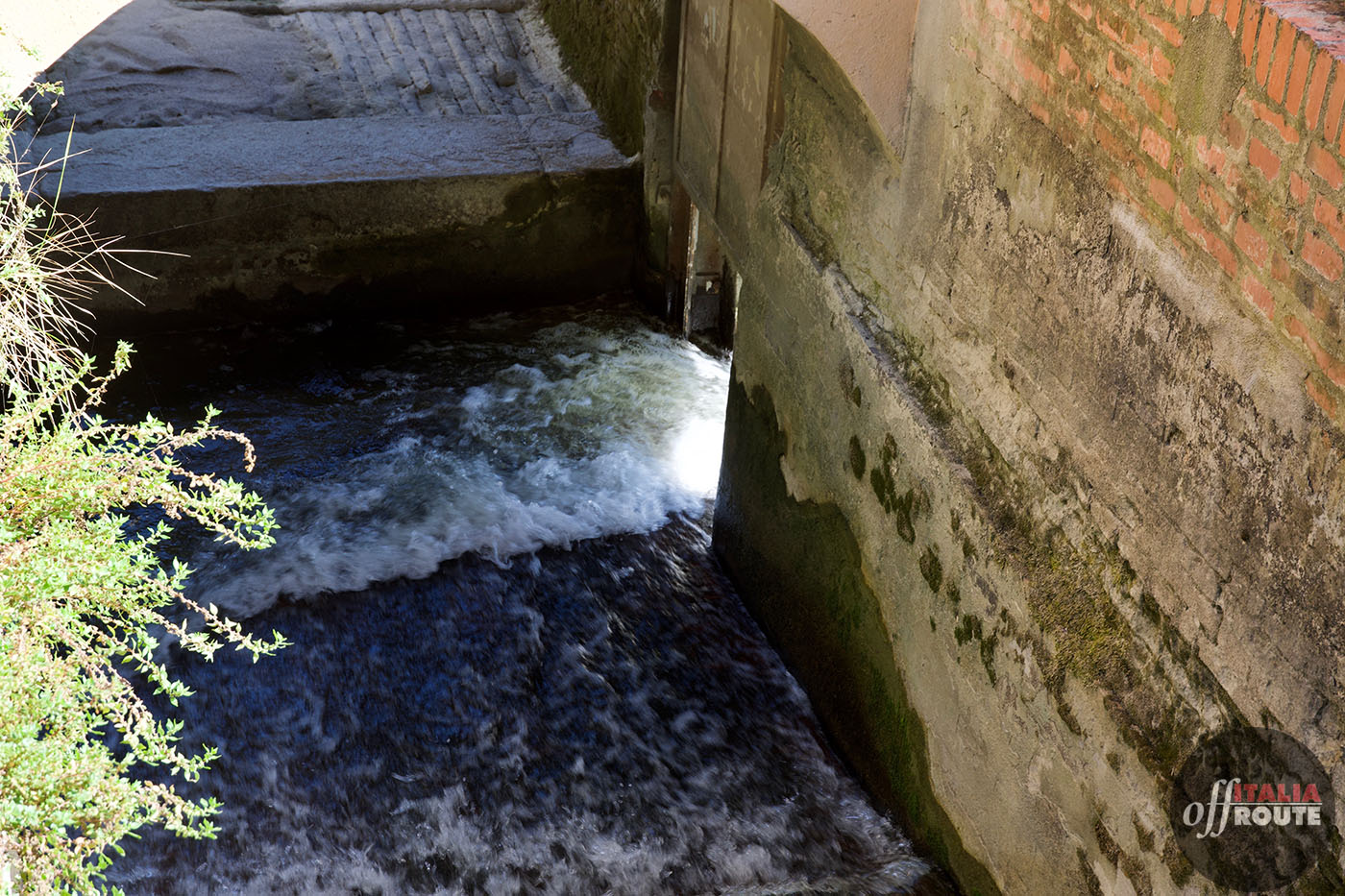 L'acqua deviata dalle paratoie alla chiusa di San Ruffillo