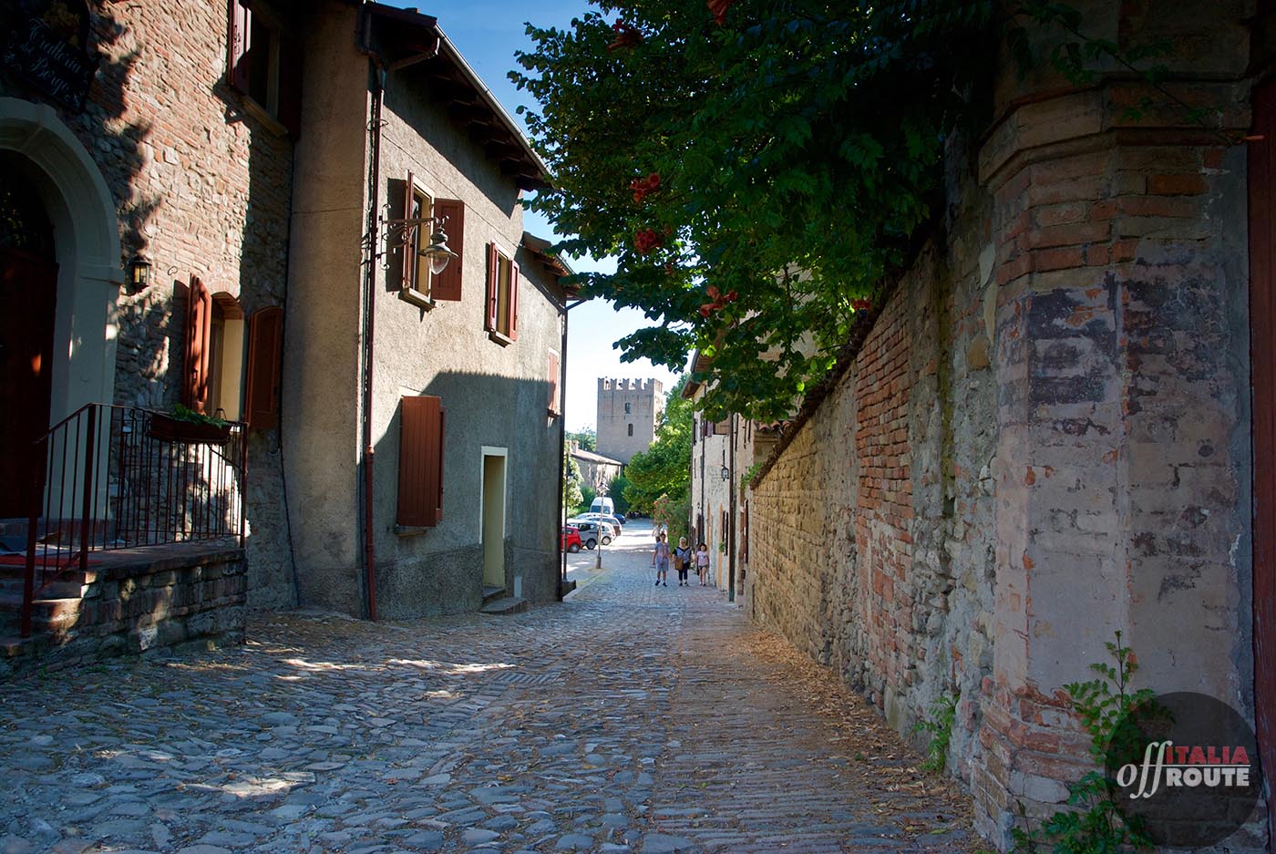 vista della via che conduce all abbazia di Monteveglio attraverso il borgo medievale