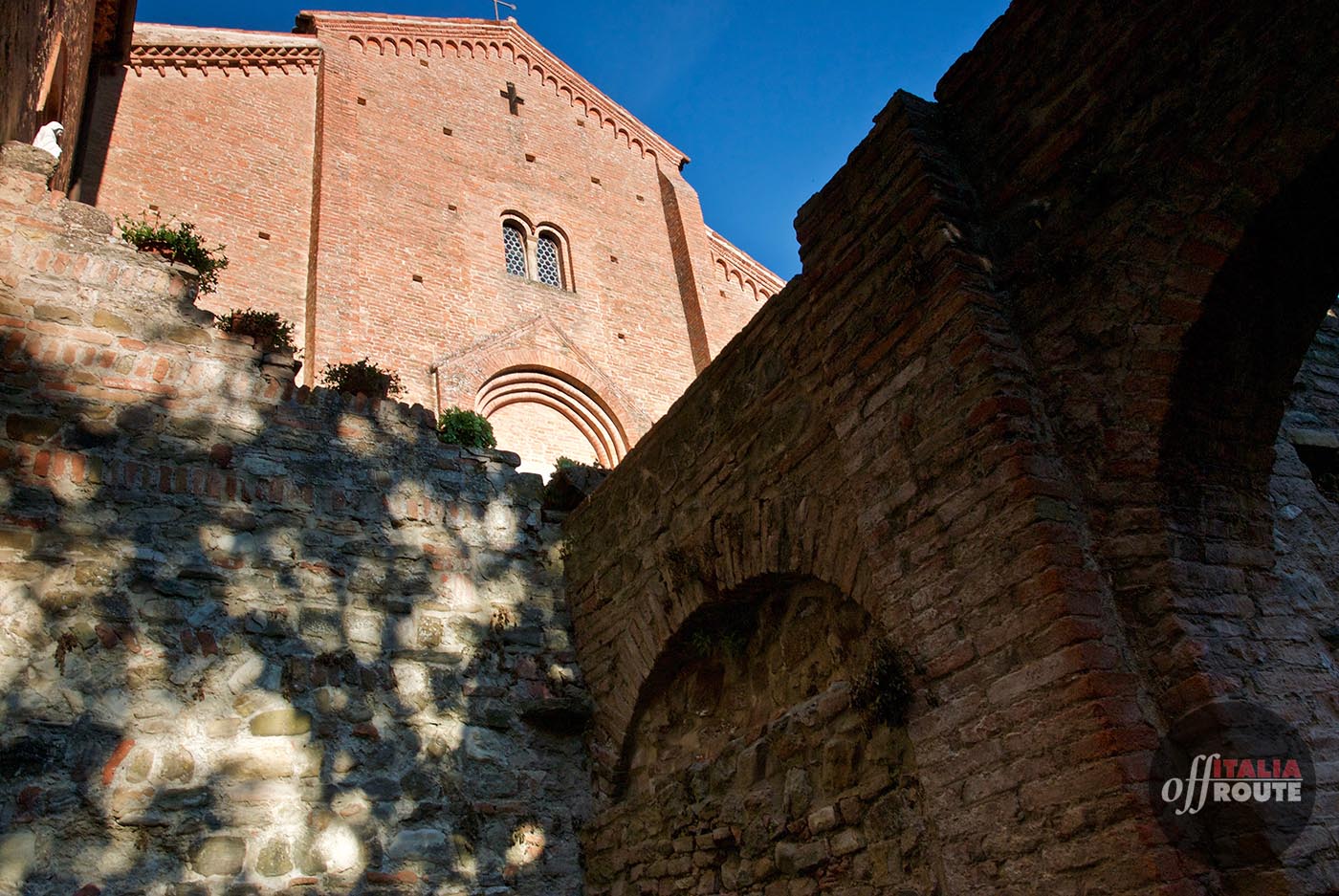 la facciata della pieve dell abbazia di Monteveglio