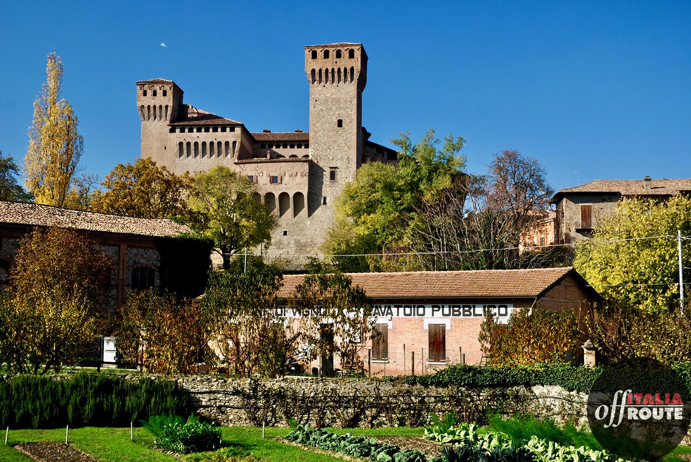 Vignola e il suo castello visto dalla valle del Panaro.