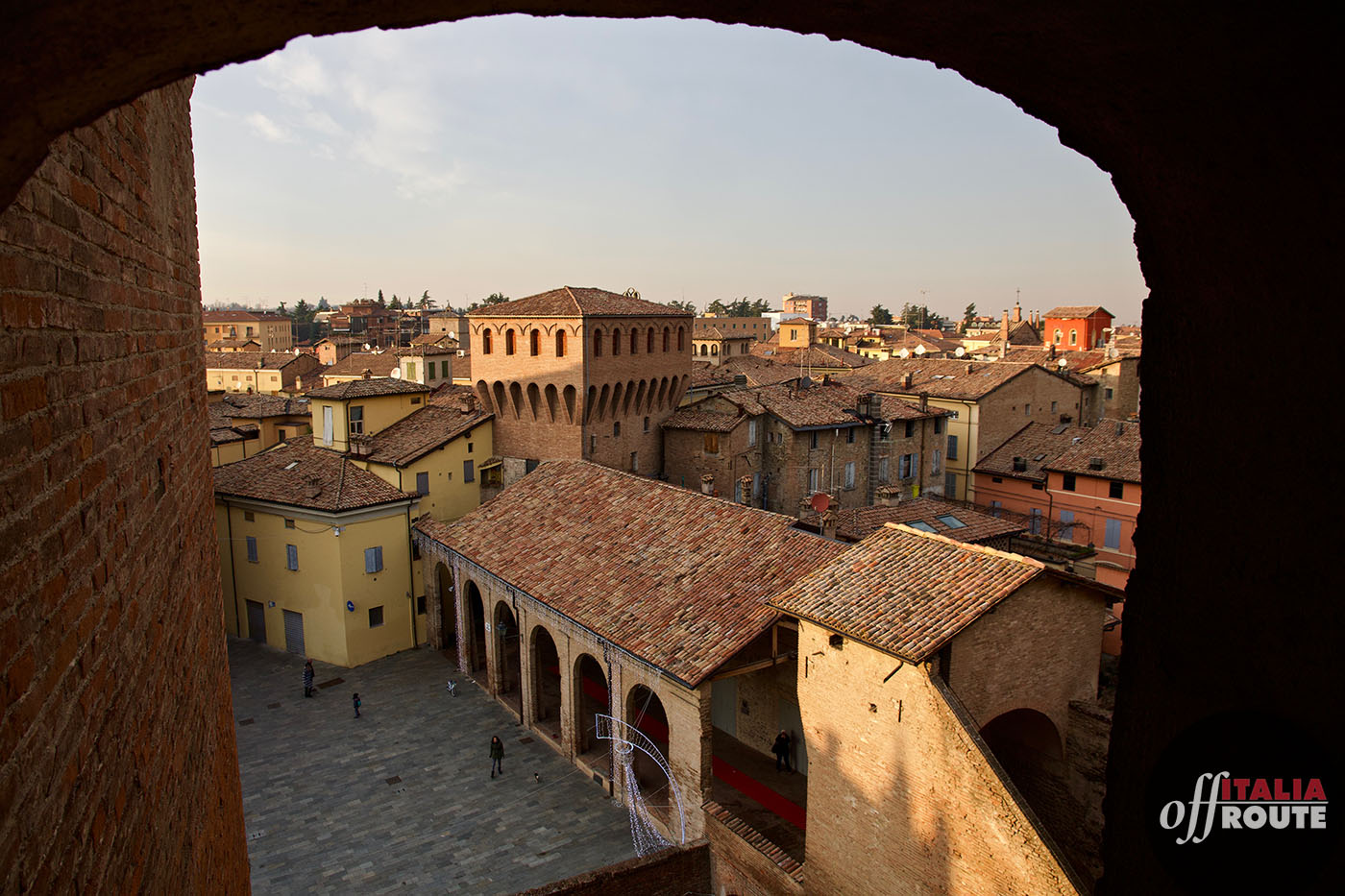 Vignola e il suo castello, sguardo verso il paese.